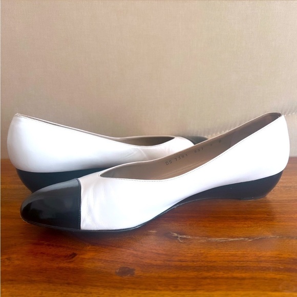 VINTAGE SALVATORE FERRAGAMO Black & White Leather Small Wedge Heel Flats Sz 9 - Picture 8 of 13